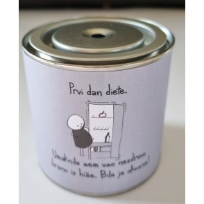 Sveča FUNNY CAN 'PRVI DAN DIETE. UMAKNILA SEM VSO NEZDRAVO HRANO IZ HIŠE. BILA JE OKUSNA!'