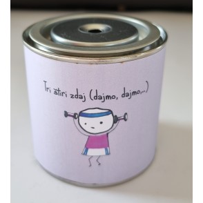Sveča FUNNY CAN 'TRI ŠTIRI ZDAJ (DAJMO, DAJMO,..)'